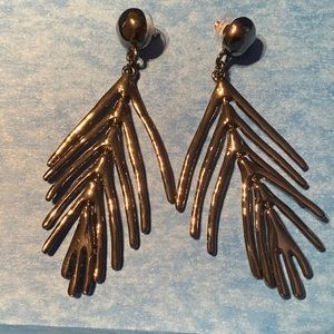 Pierced leaf like earrings nwot